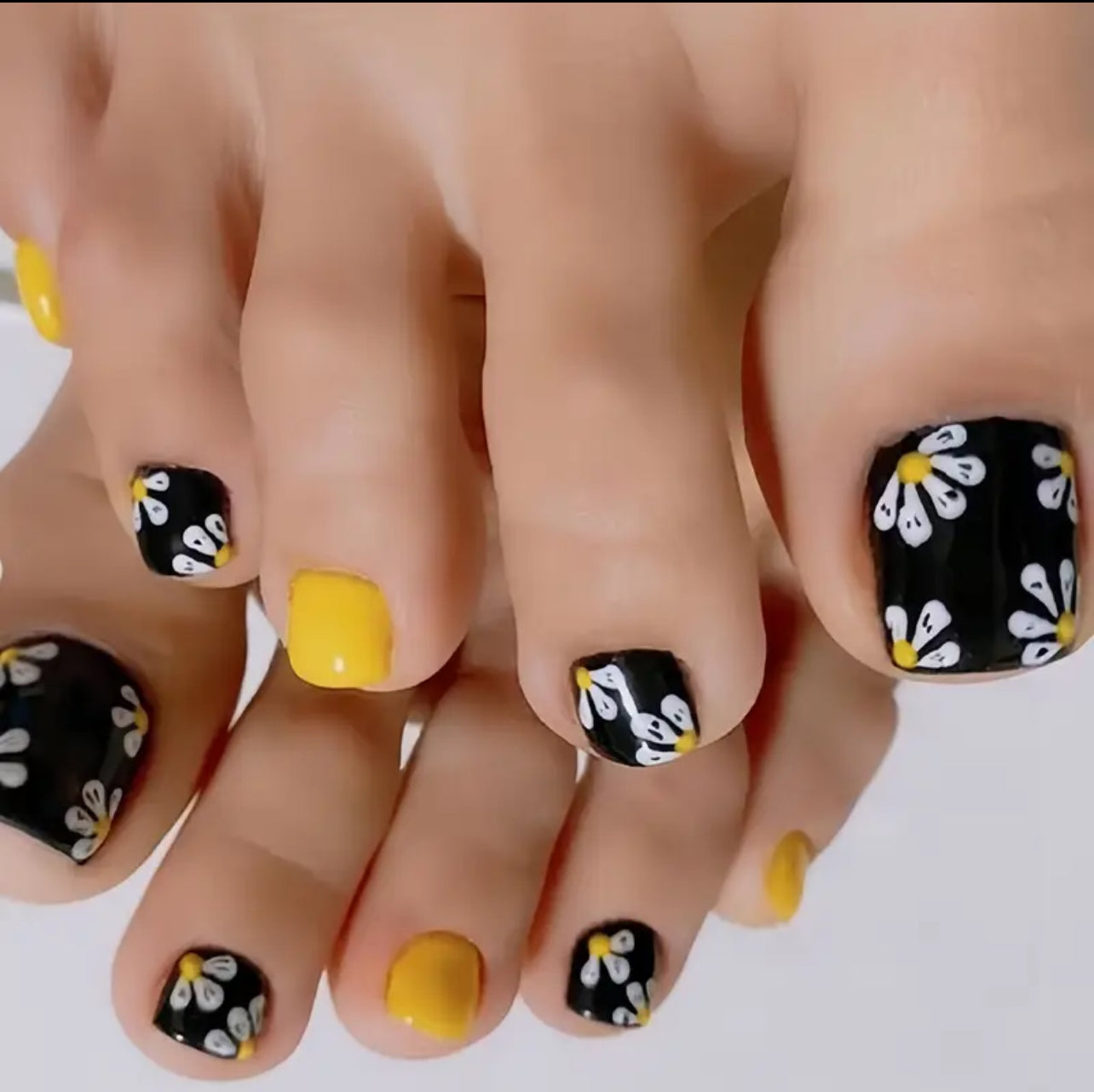 Black and yellow flower pattern press on toe nails