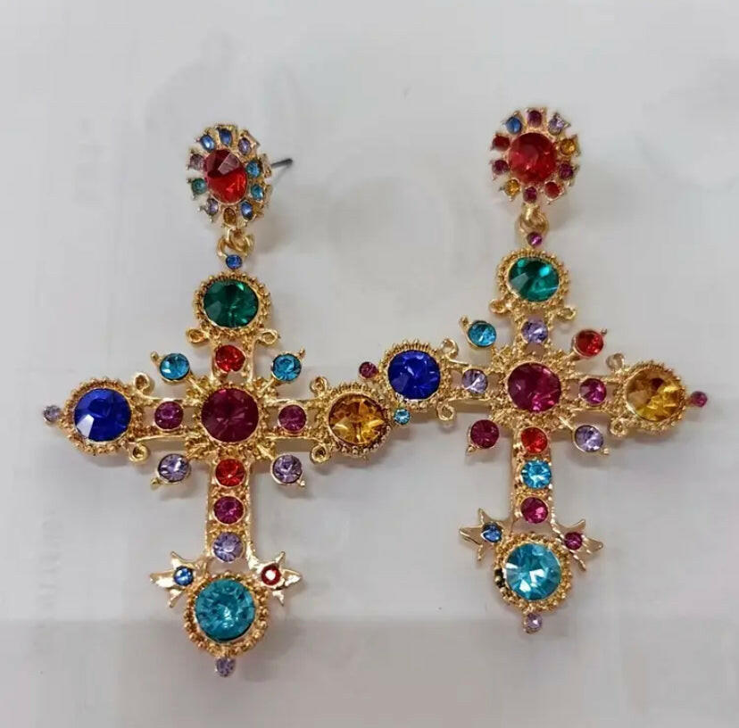 Exquisite decor dangle earrings.