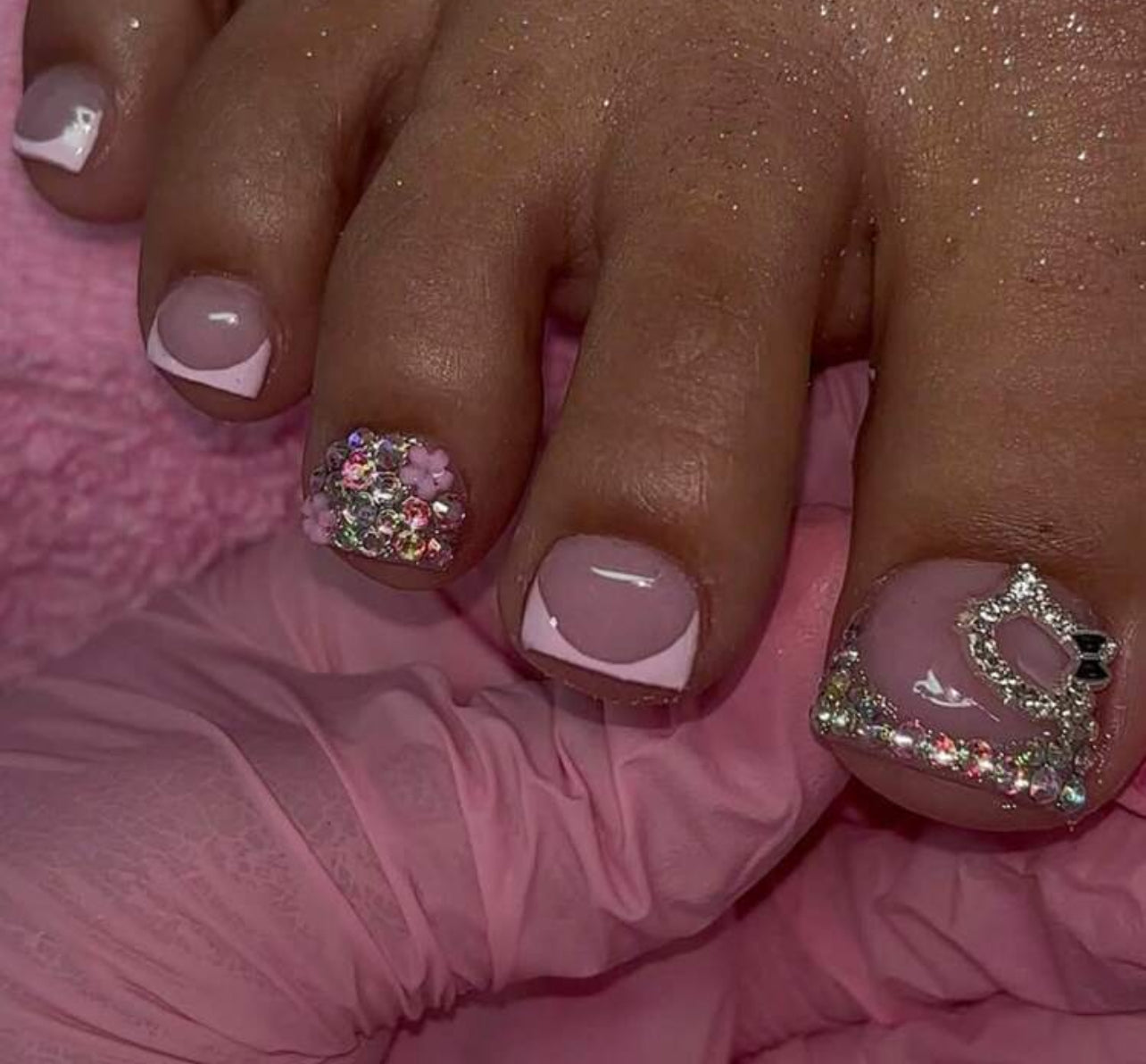 Hello kitty design toe nails