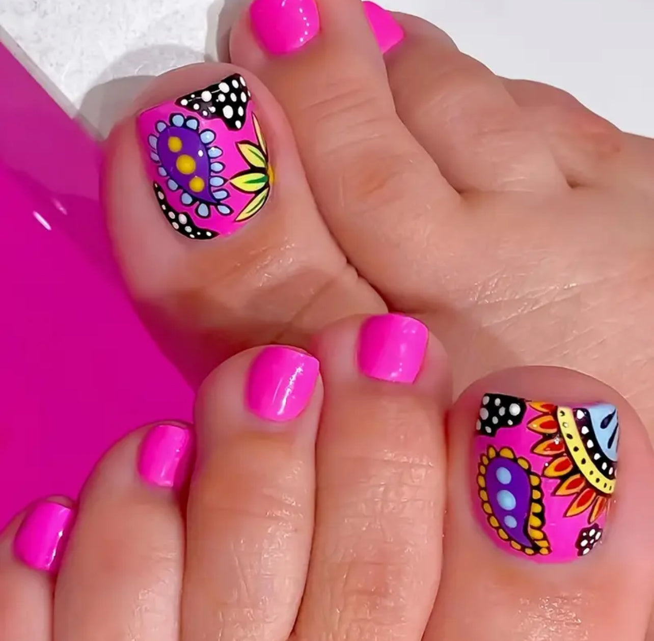 Colourful and spotted patterns press on toe nails