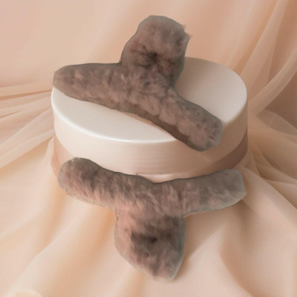 Cute fluffy claw hair clip.