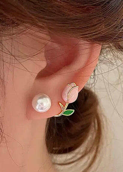Cute flower pearl stud earrings.