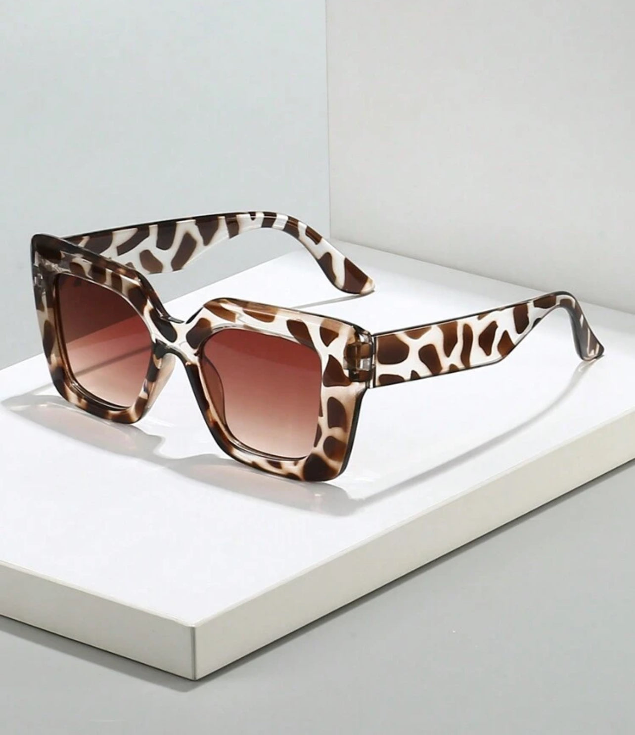 Oversized leopard print sunglasses