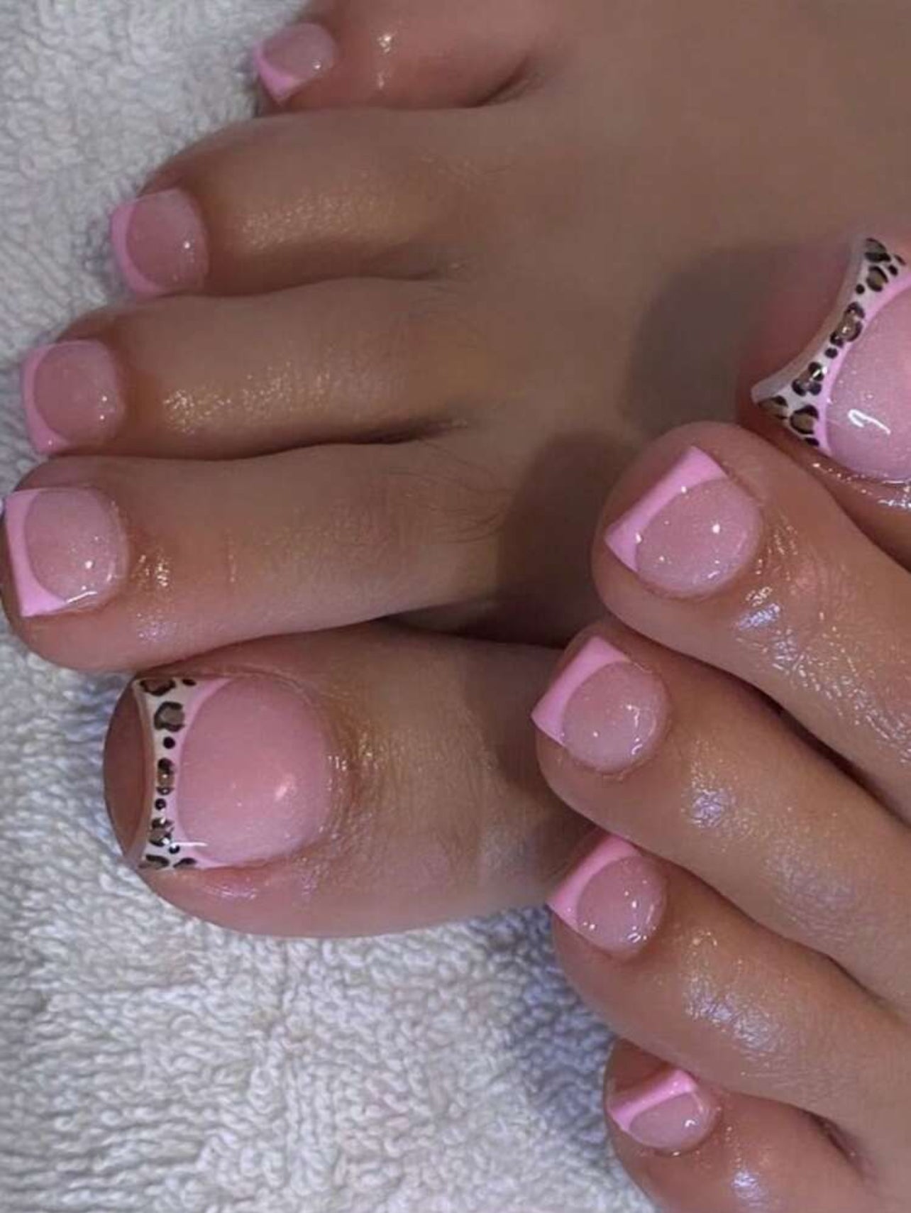Baby pink with leopard design tips toe nails