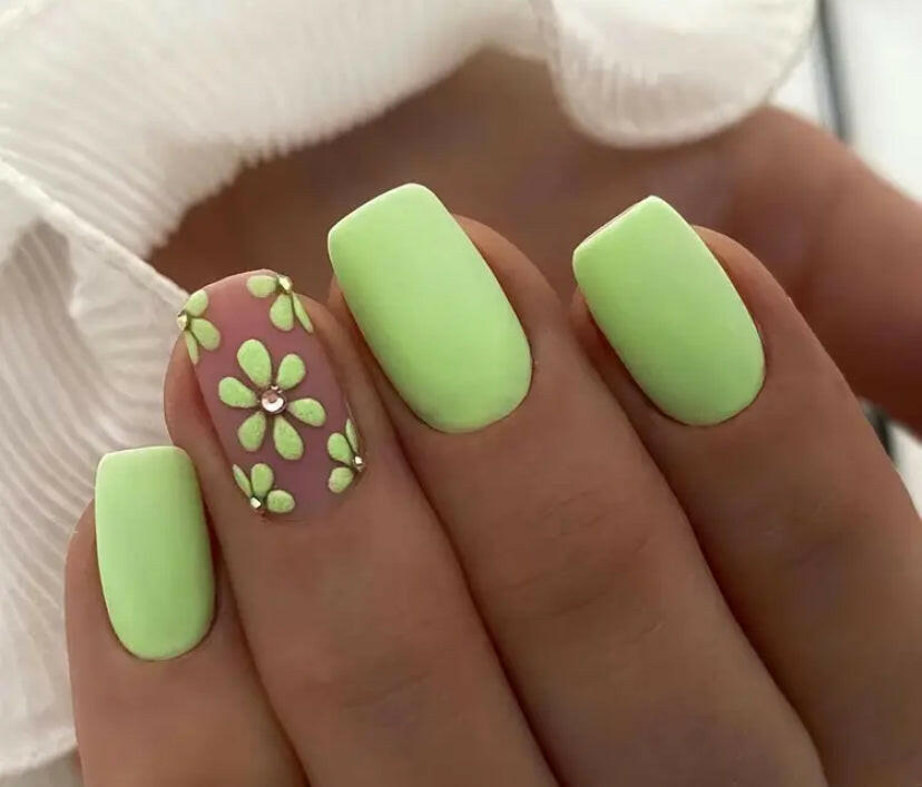 FLCN Green flower designs press on toenails.