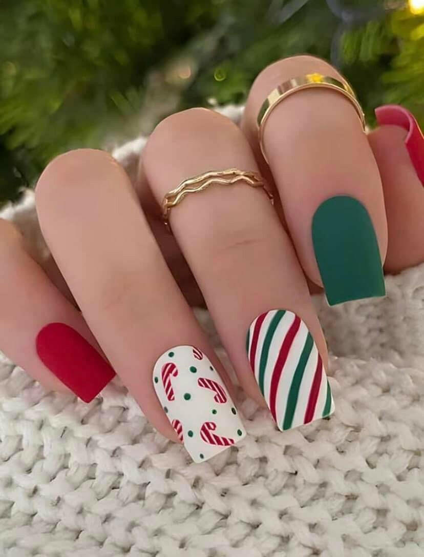 Cute design Christmas themed press on nails.