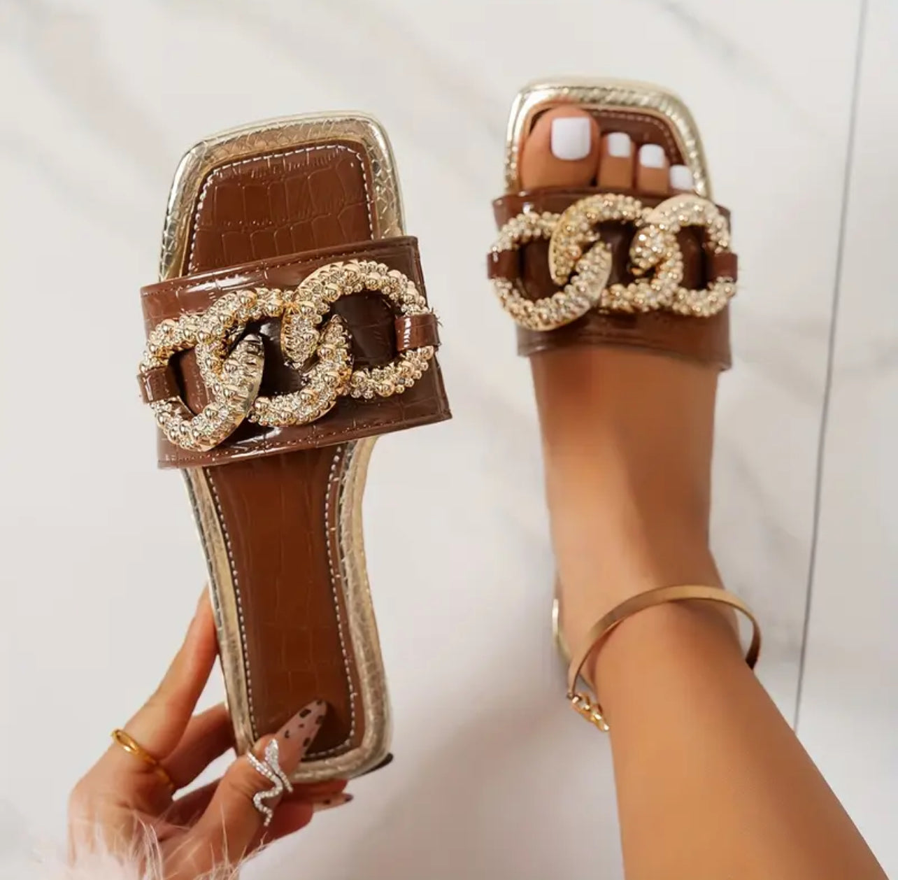 Toe flat sandals