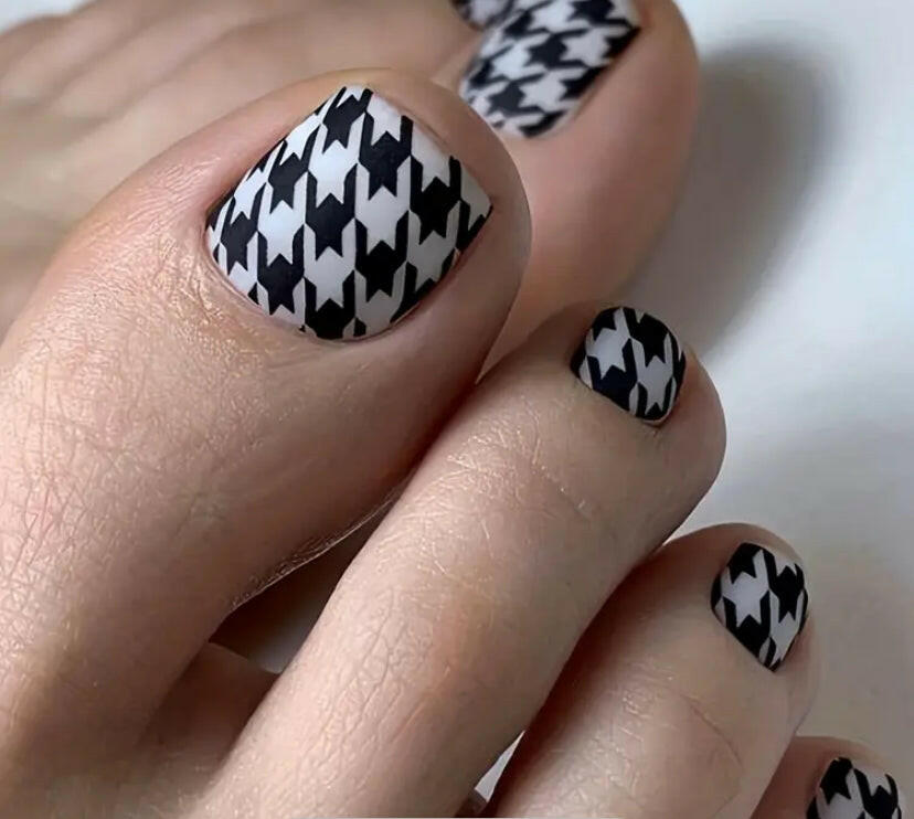 Black geometric pattern press on toe nails.