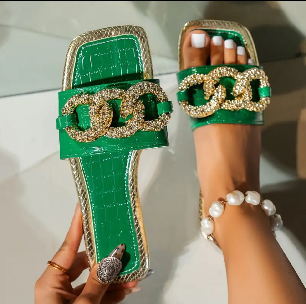 Toe flat sandals