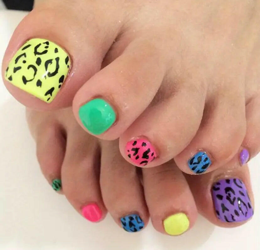 Colourful leopard design press on toe nails.