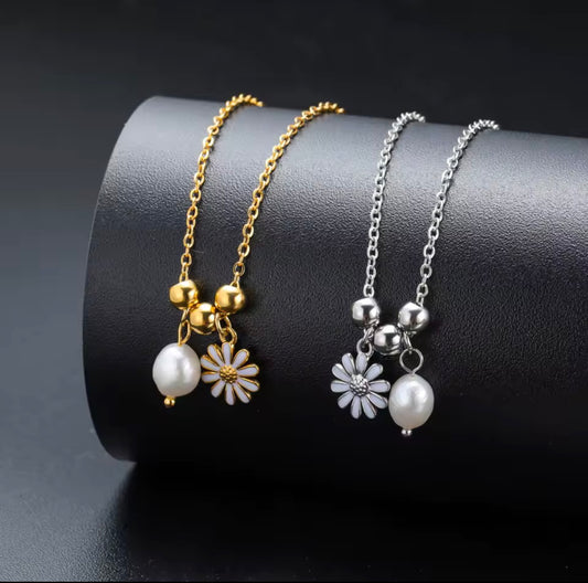 Daisy charm pearl necklace